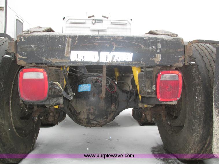 image for item J8792 1999 Peterbilt 379 semi truck