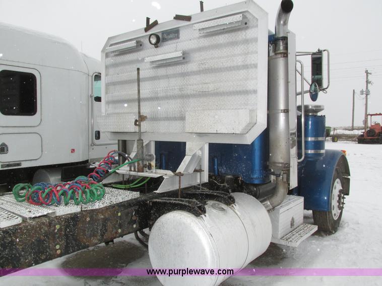 image for item J8792 1999 Peterbilt 379 semi truck