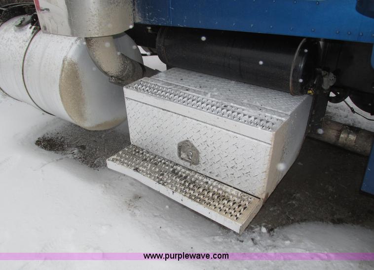 image for item J8792 1999 Peterbilt 379 semi truck