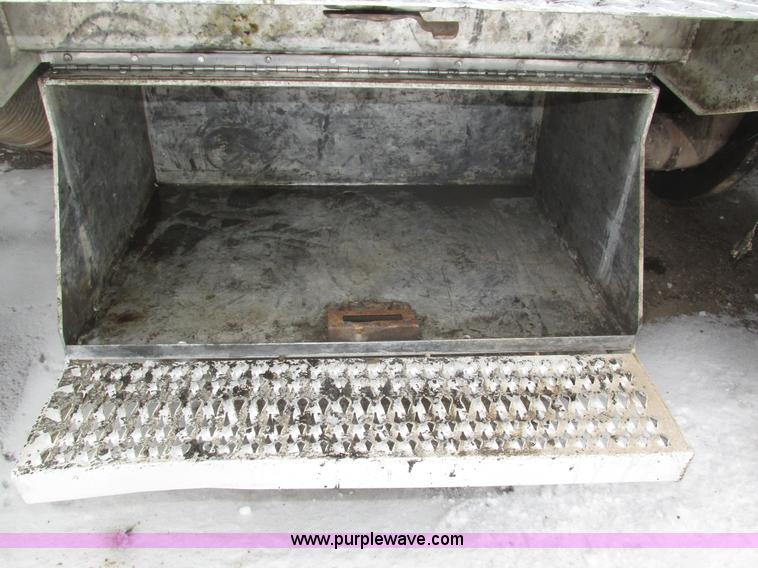 image for item J8792 1999 Peterbilt 379 semi truck