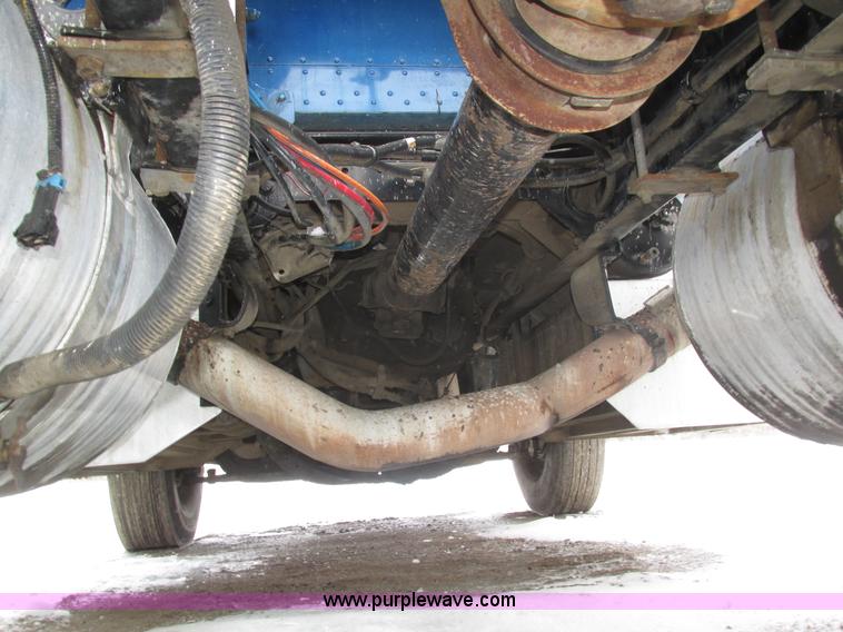 image for item J8792 1999 Peterbilt 379 semi truck