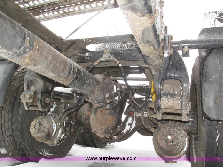 image for item J8792 1999 Peterbilt 379 semi truck