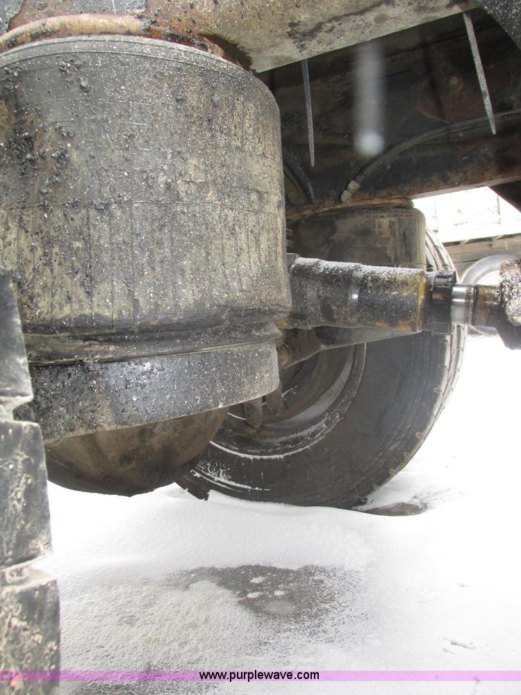 image for item J8792 1999 Peterbilt 379 semi truck