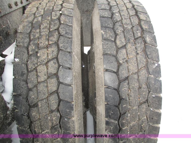 image for item J8792 1999 Peterbilt 379 semi truck