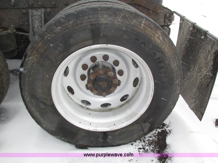 image for item J8792 1999 Peterbilt 379 semi truck