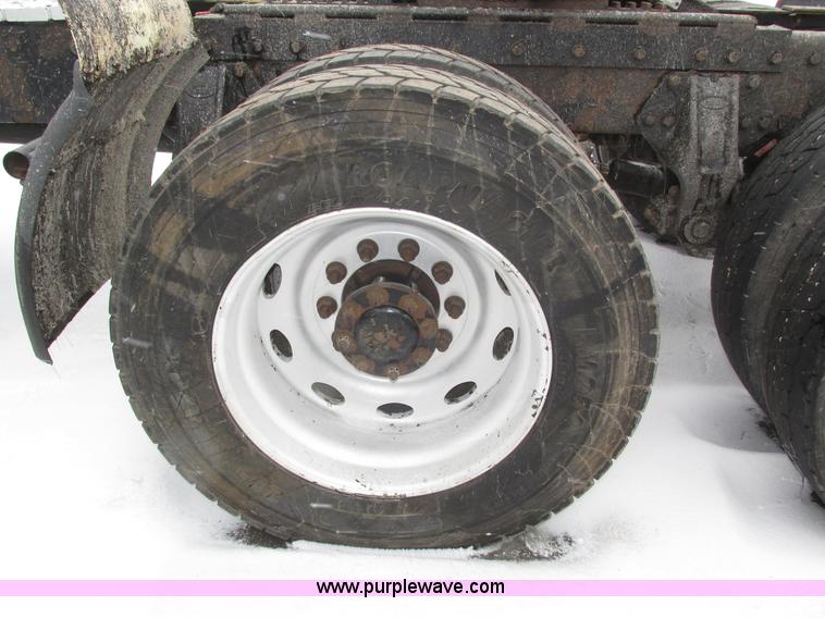 image for item J8792 1999 Peterbilt 379 semi truck