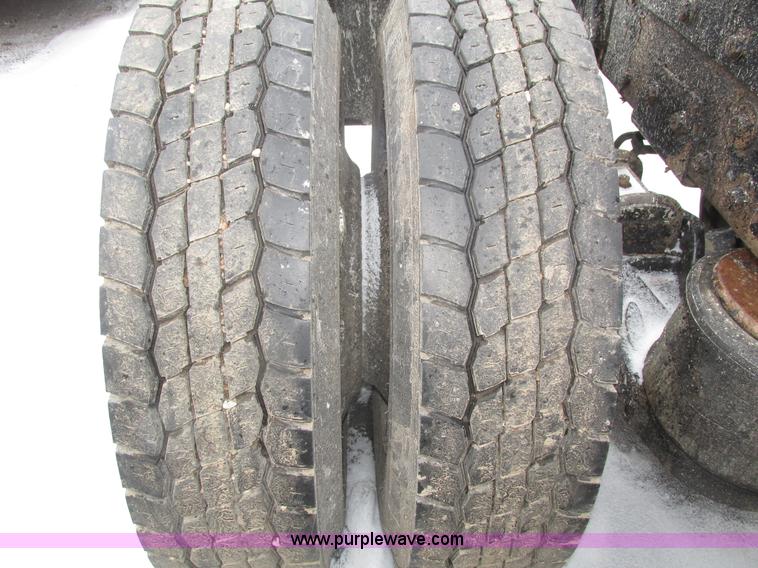 image for item J8792 1999 Peterbilt 379 semi truck