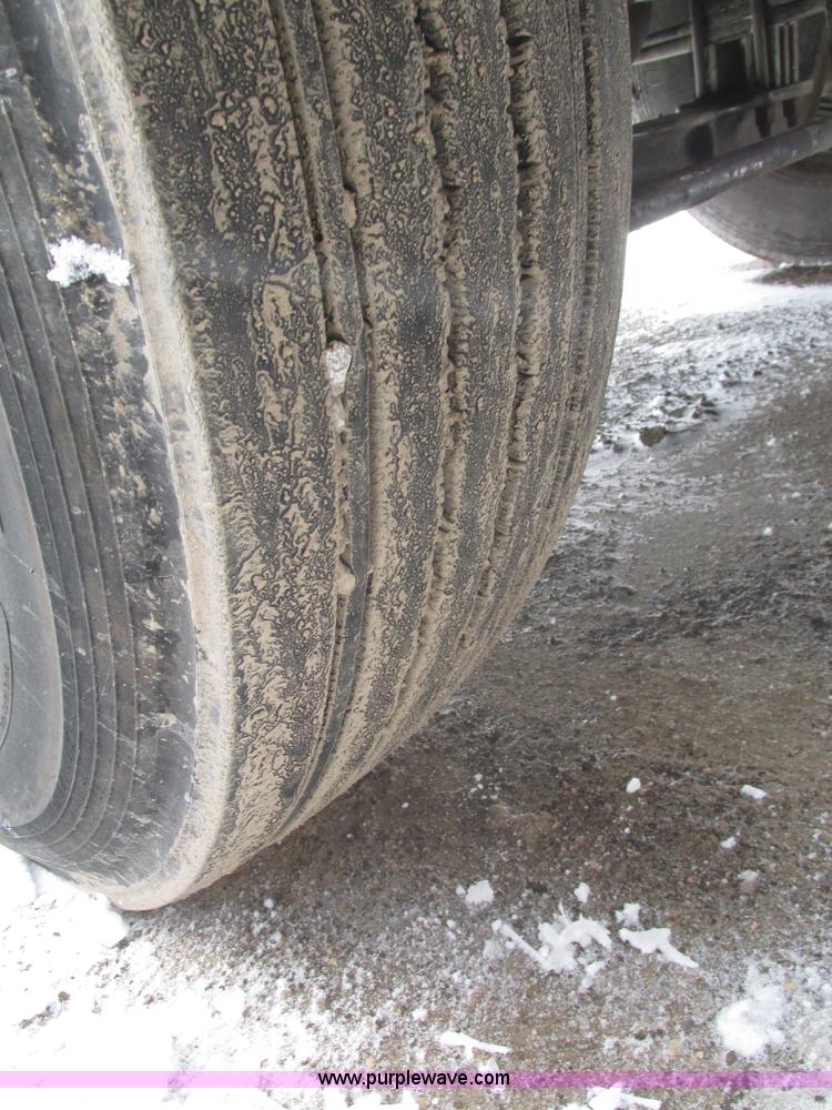 image for item J8792 1999 Peterbilt 379 semi truck