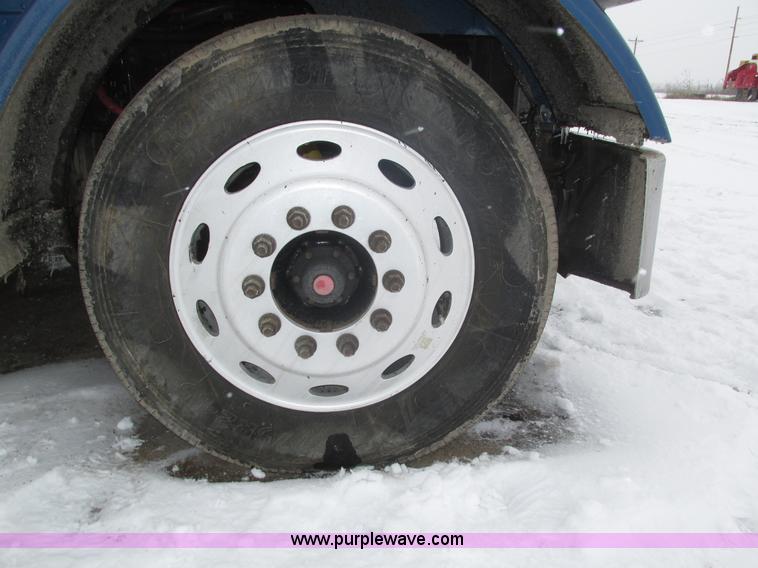 image for item J8792 1999 Peterbilt 379 semi truck