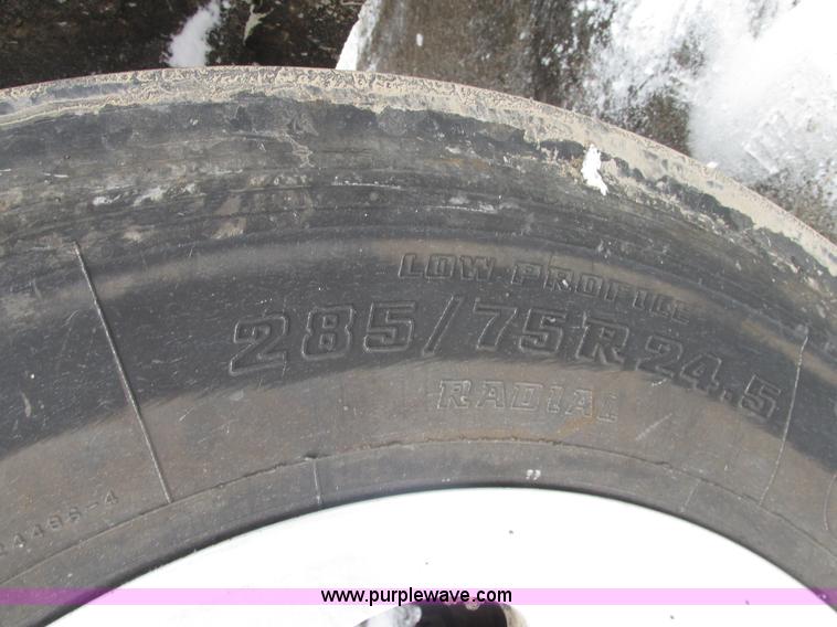 image for item J8792 1999 Peterbilt 379 semi truck