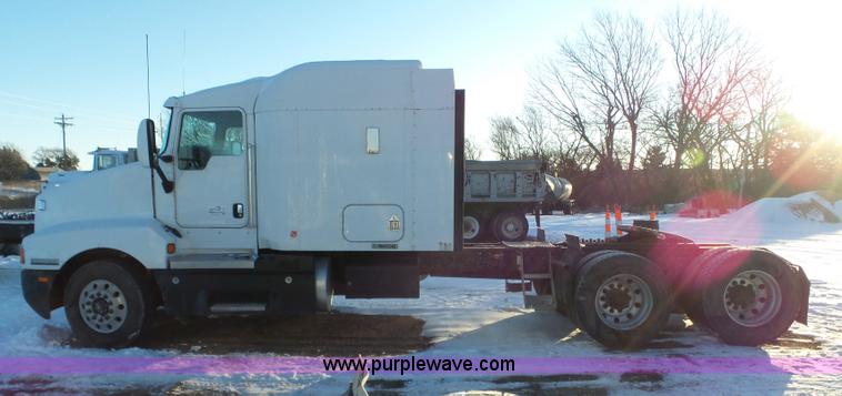 image for item J8793 2006 Kenworth T600 semi truck