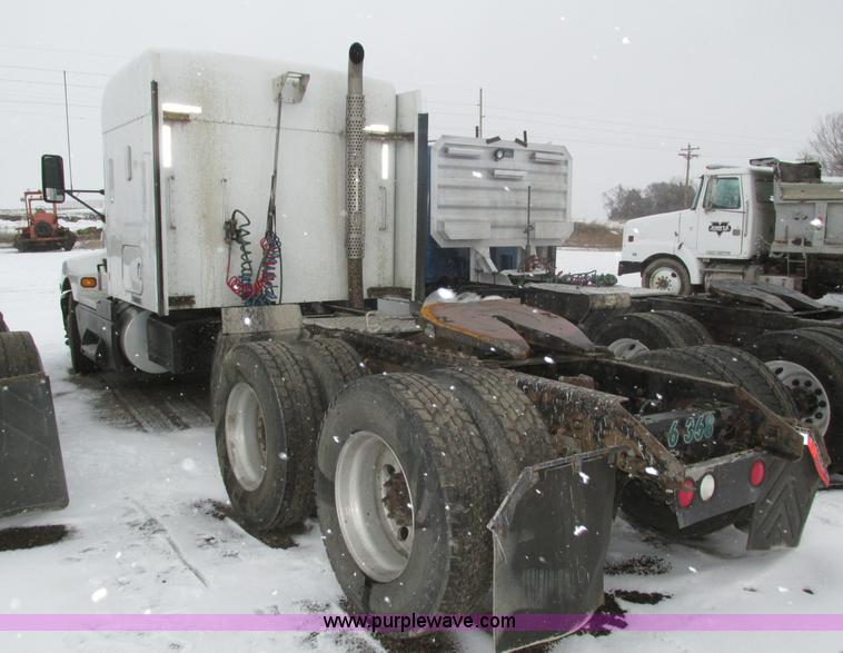 image for item J8793 2006 Kenworth T600 semi truck