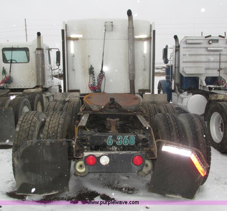 image for item J8793 2006 Kenworth T600 semi truck