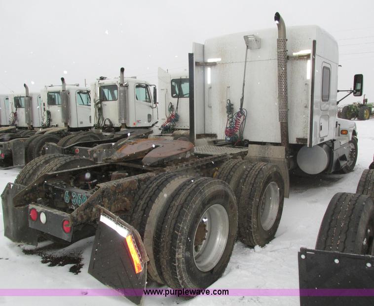 image for item J8793 2006 Kenworth T600 semi truck