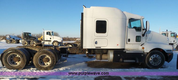 image for item J8793 2006 Kenworth T600 semi truck