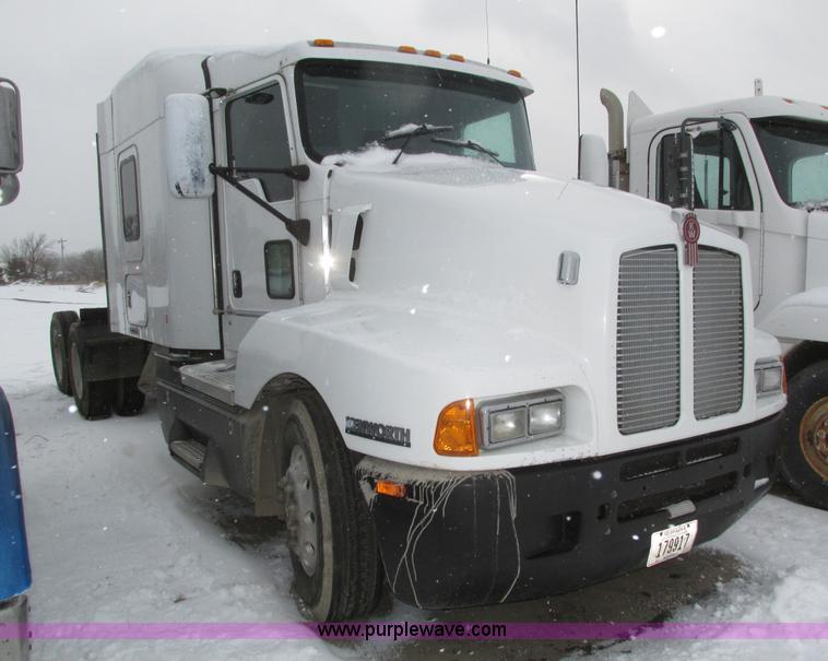 image for item J8793 2006 Kenworth T600 semi truck