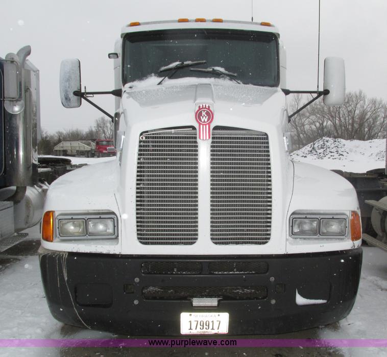 image for item J8793 2006 Kenworth T600 semi truck