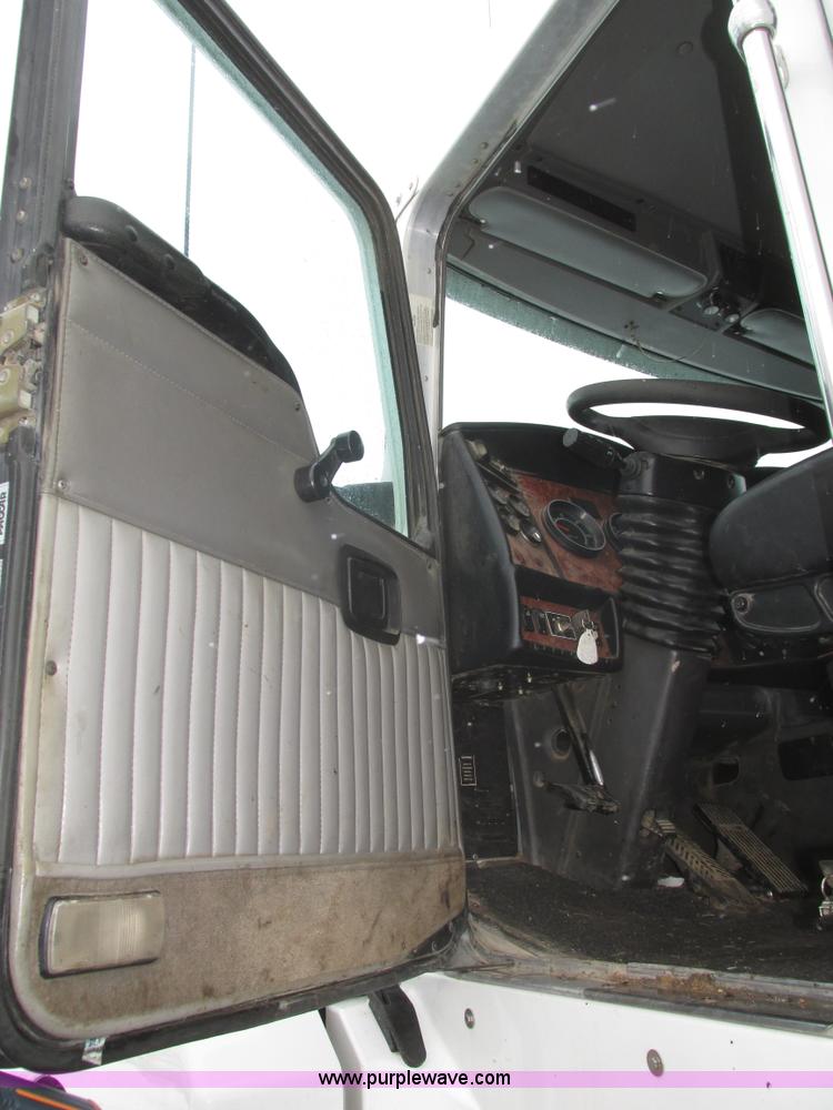 image for item J8793 2006 Kenworth T600 semi truck