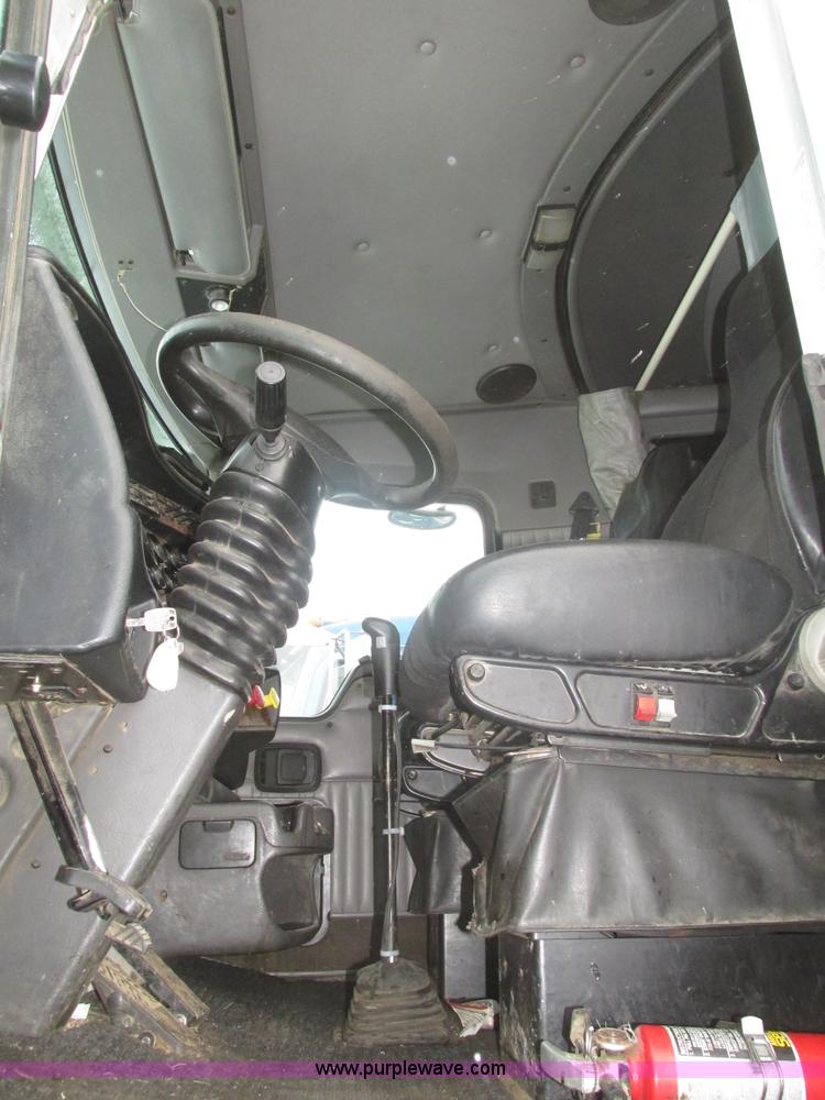 image for item J8793 2006 Kenworth T600 semi truck