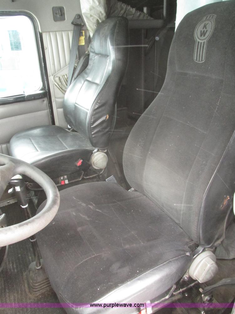 image for item J8793 2006 Kenworth T600 semi truck