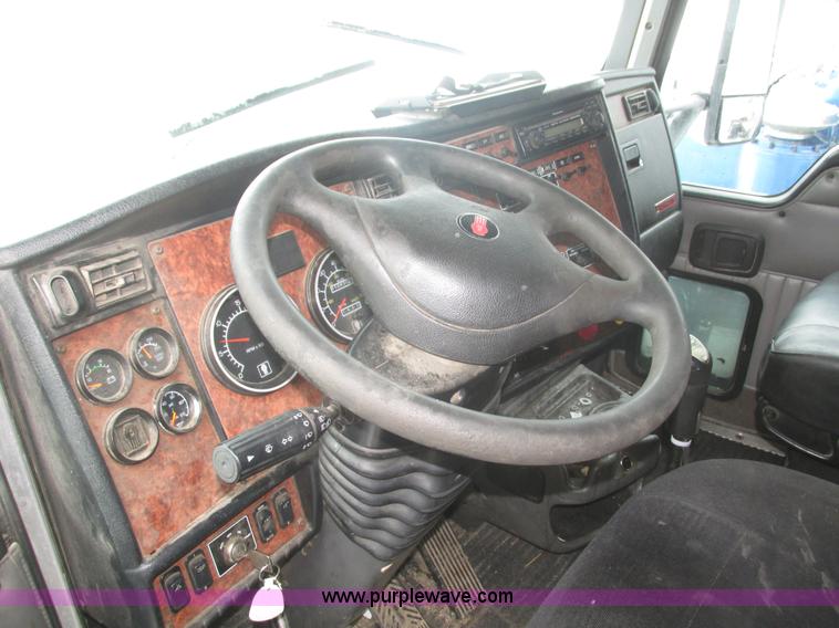 image for item J8793 2006 Kenworth T600 semi truck