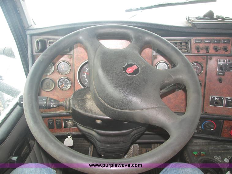 image for item J8793 2006 Kenworth T600 semi truck