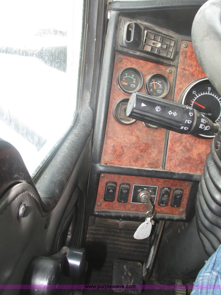 image for item J8793 2006 Kenworth T600 semi truck