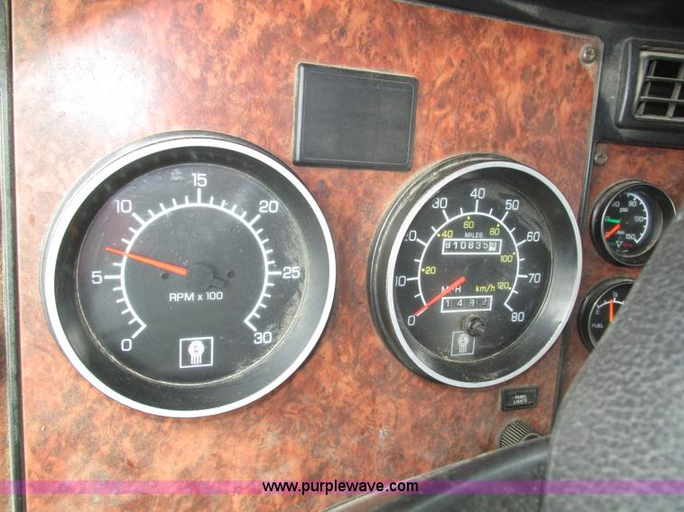 image for item J8793 2006 Kenworth T600 semi truck