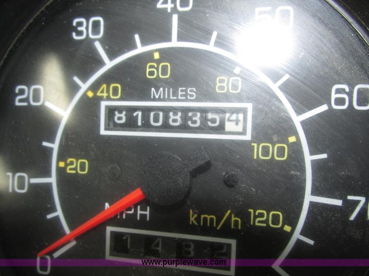 image for item J8793 2006 Kenworth T600 semi truck