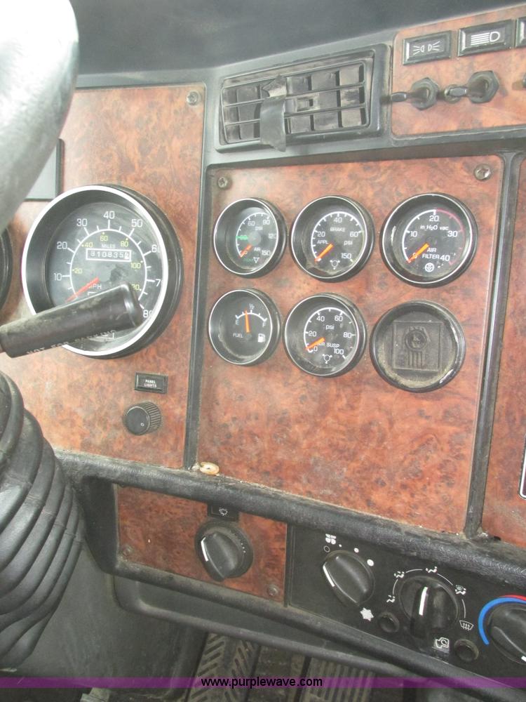 image for item J8793 2006 Kenworth T600 semi truck