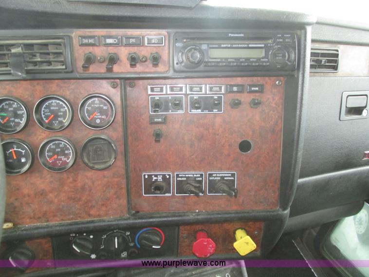 image for item J8793 2006 Kenworth T600 semi truck