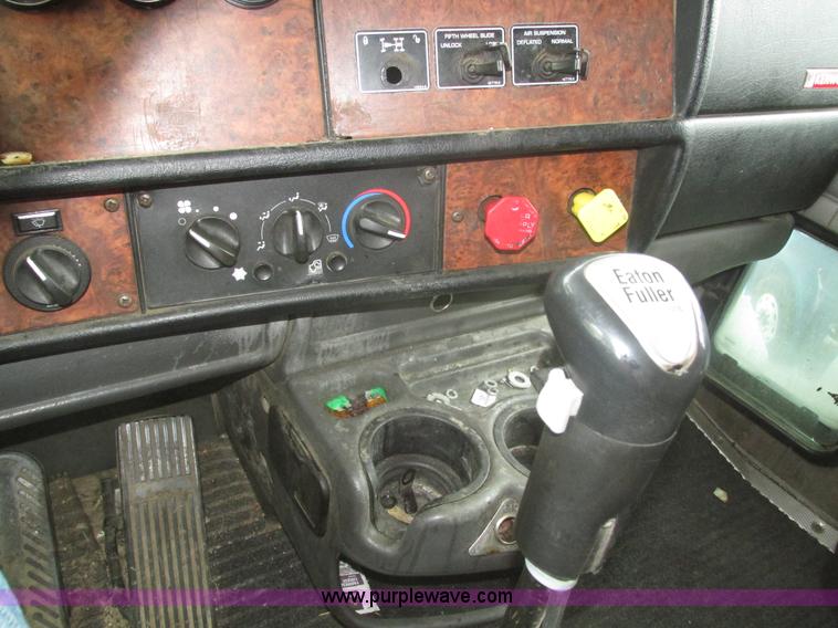 image for item J8793 2006 Kenworth T600 semi truck