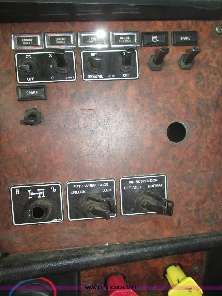 image for item J8793 2006 Kenworth T600 semi truck