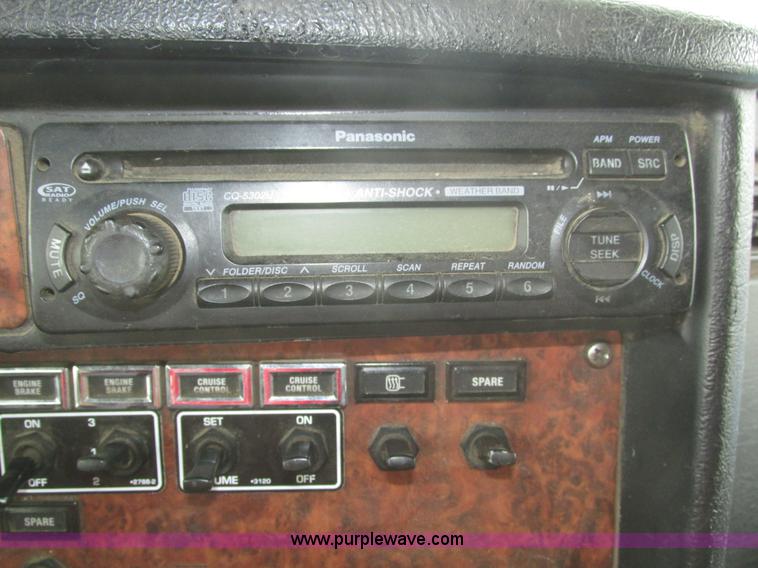 image for item J8793 2006 Kenworth T600 semi truck