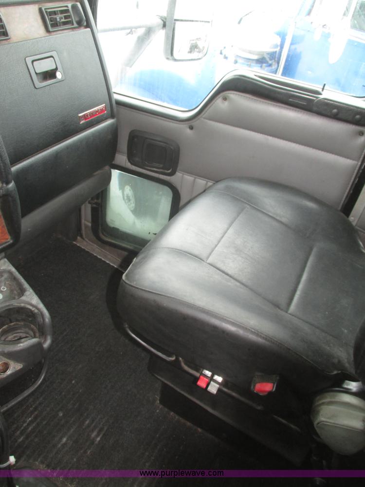 image for item J8793 2006 Kenworth T600 semi truck