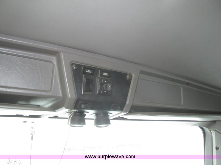 image for item J8793 2006 Kenworth T600 semi truck