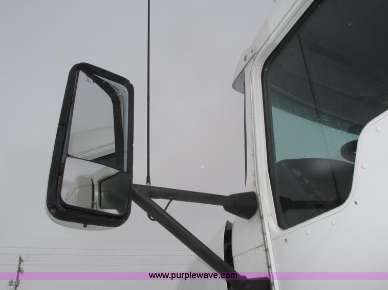 image for item J8793 2006 Kenworth T600 semi truck