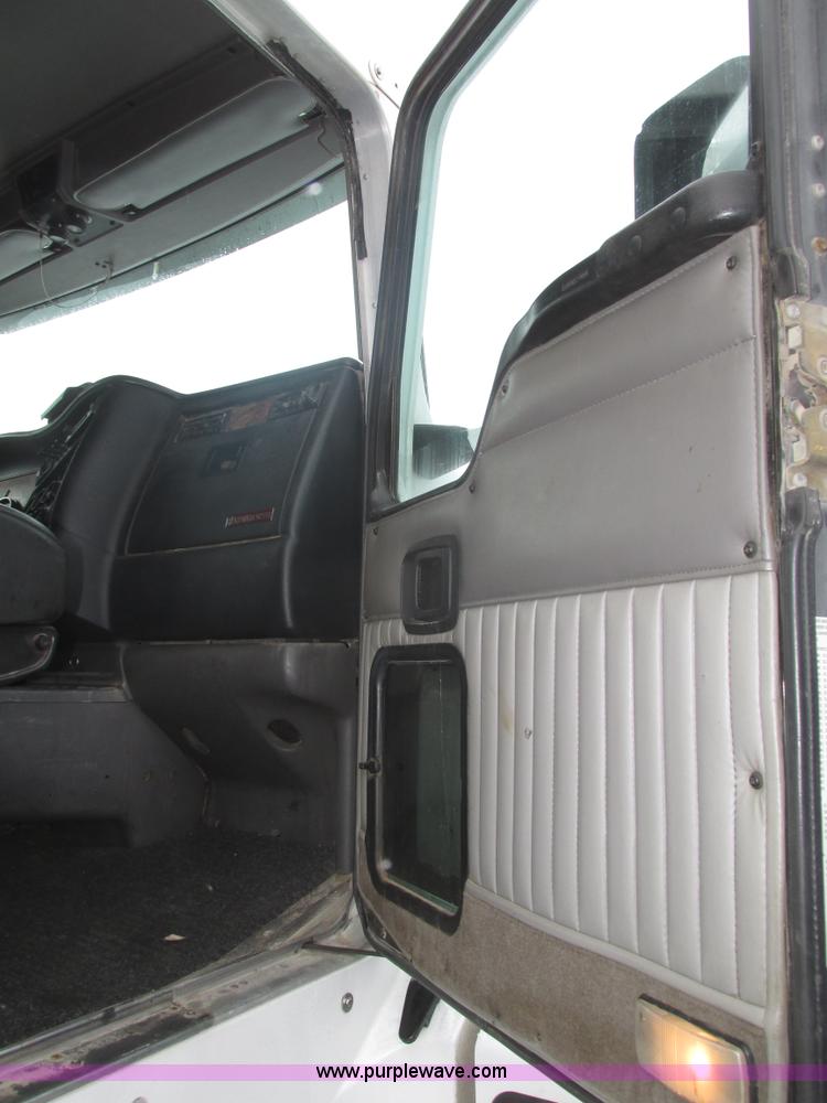 image for item J8793 2006 Kenworth T600 semi truck