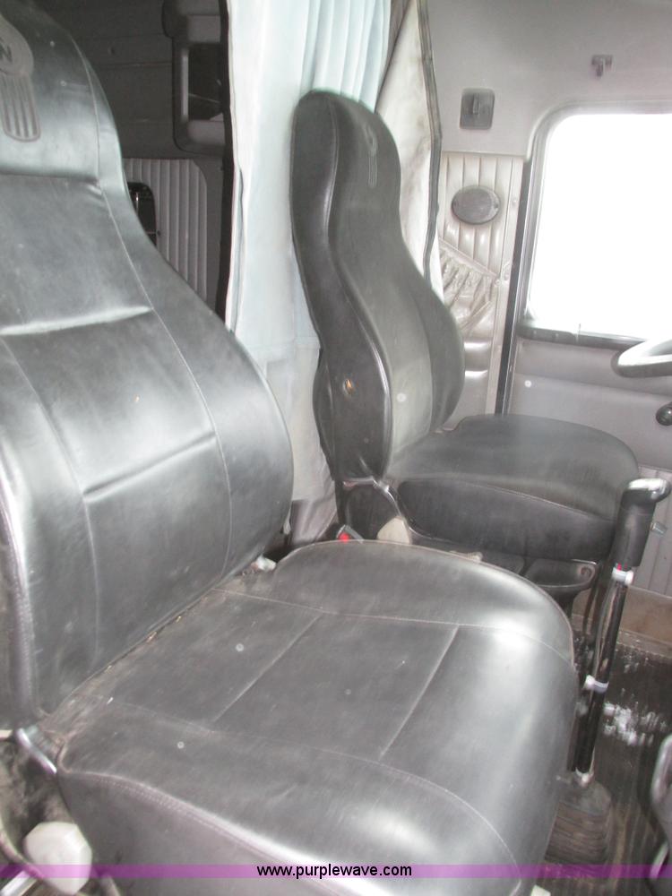 image for item J8793 2006 Kenworth T600 semi truck