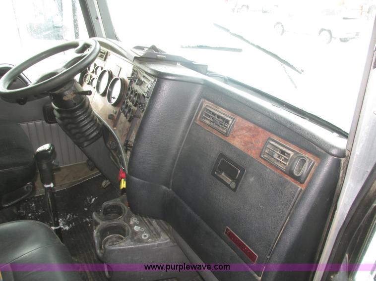 image for item J8793 2006 Kenworth T600 semi truck