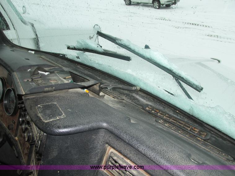 image for item J8793 2006 Kenworth T600 semi truck