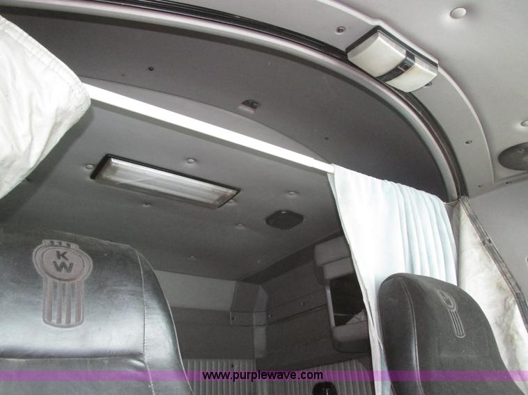 image for item J8793 2006 Kenworth T600 semi truck