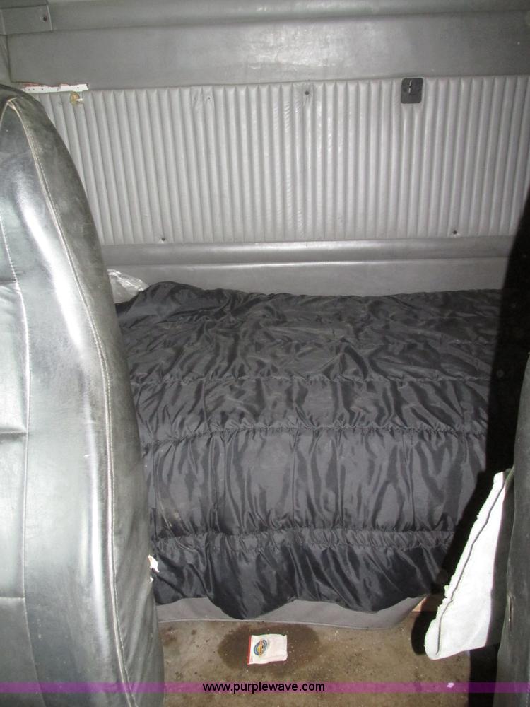 image for item J8793 2006 Kenworth T600 semi truck