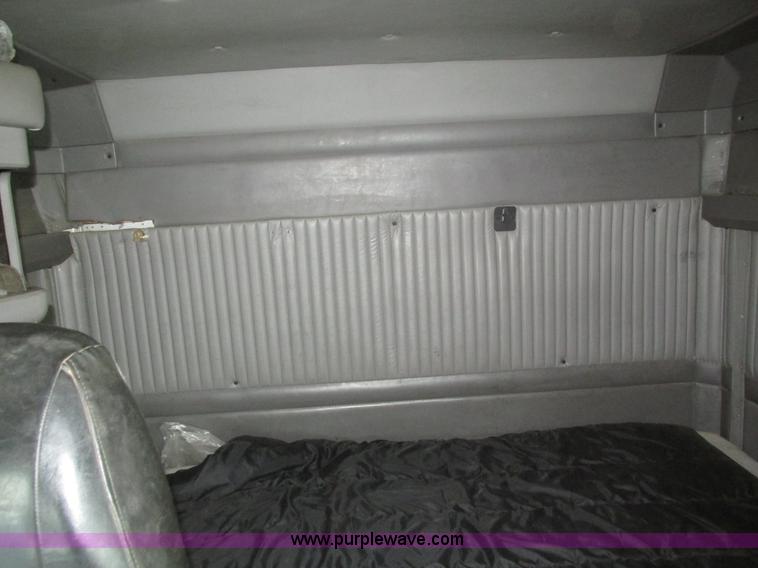 image for item J8793 2006 Kenworth T600 semi truck