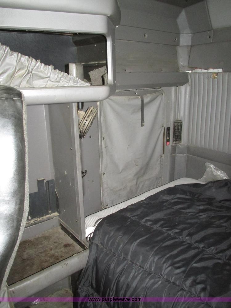 image for item J8793 2006 Kenworth T600 semi truck