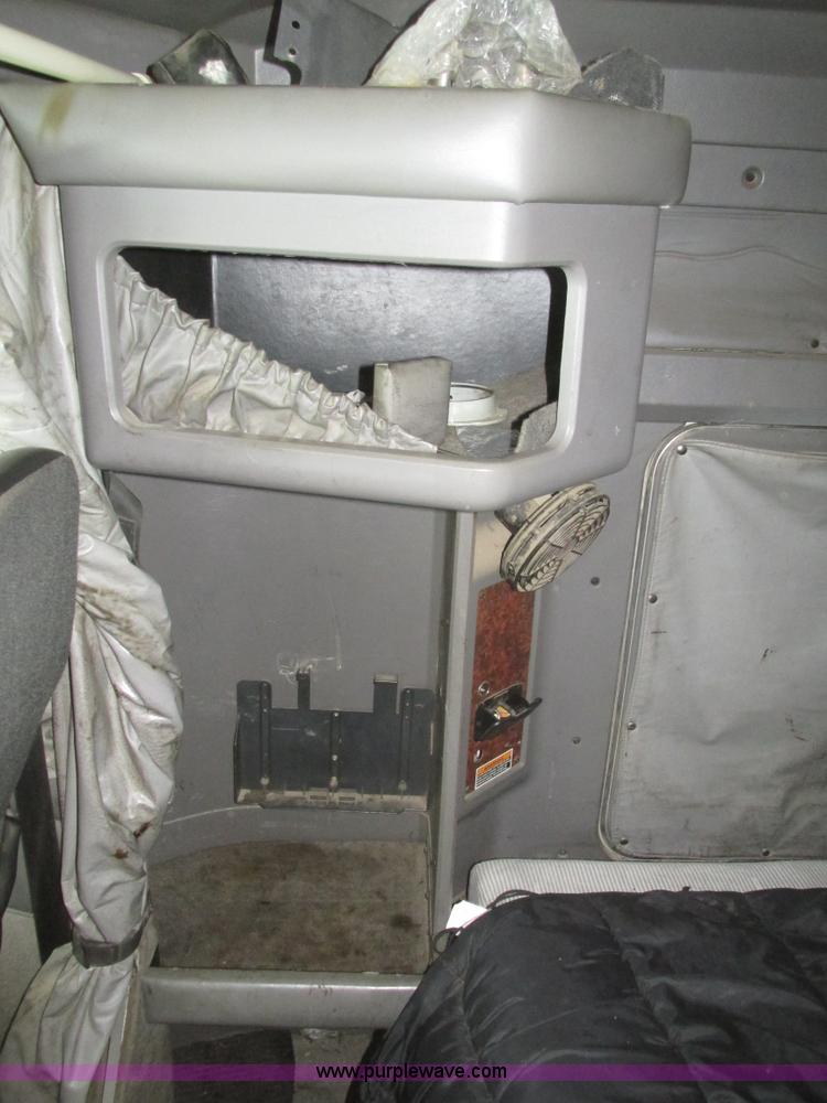 image for item J8793 2006 Kenworth T600 semi truck