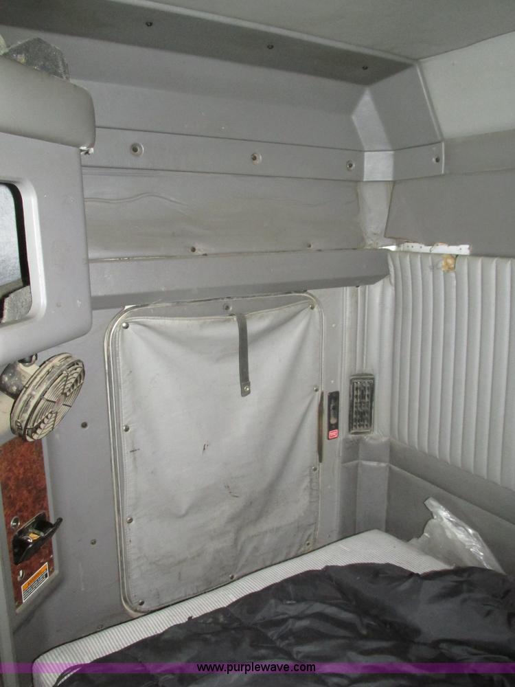 image for item J8793 2006 Kenworth T600 semi truck