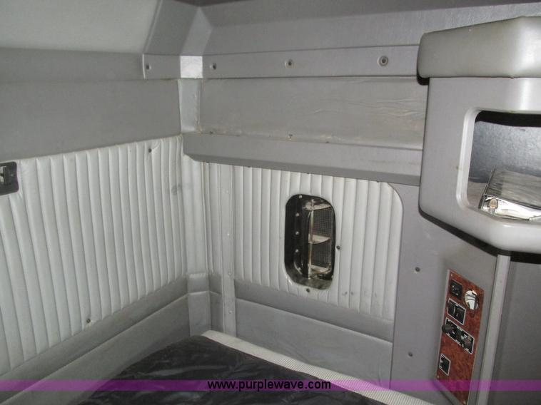 image for item J8793 2006 Kenworth T600 semi truck