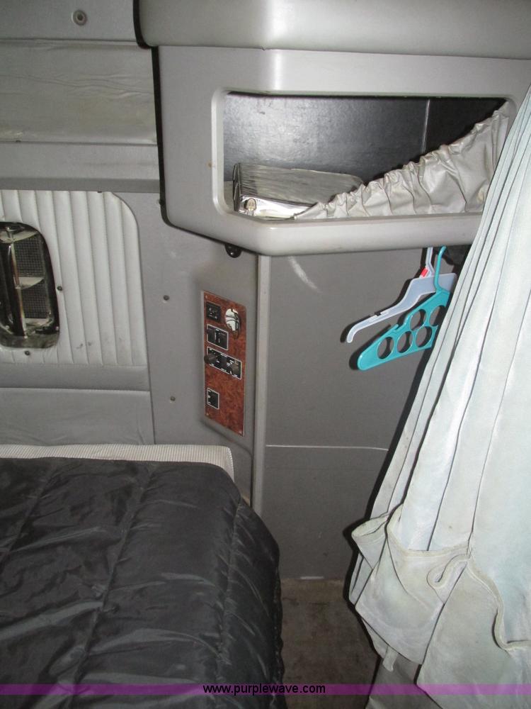 image for item J8793 2006 Kenworth T600 semi truck