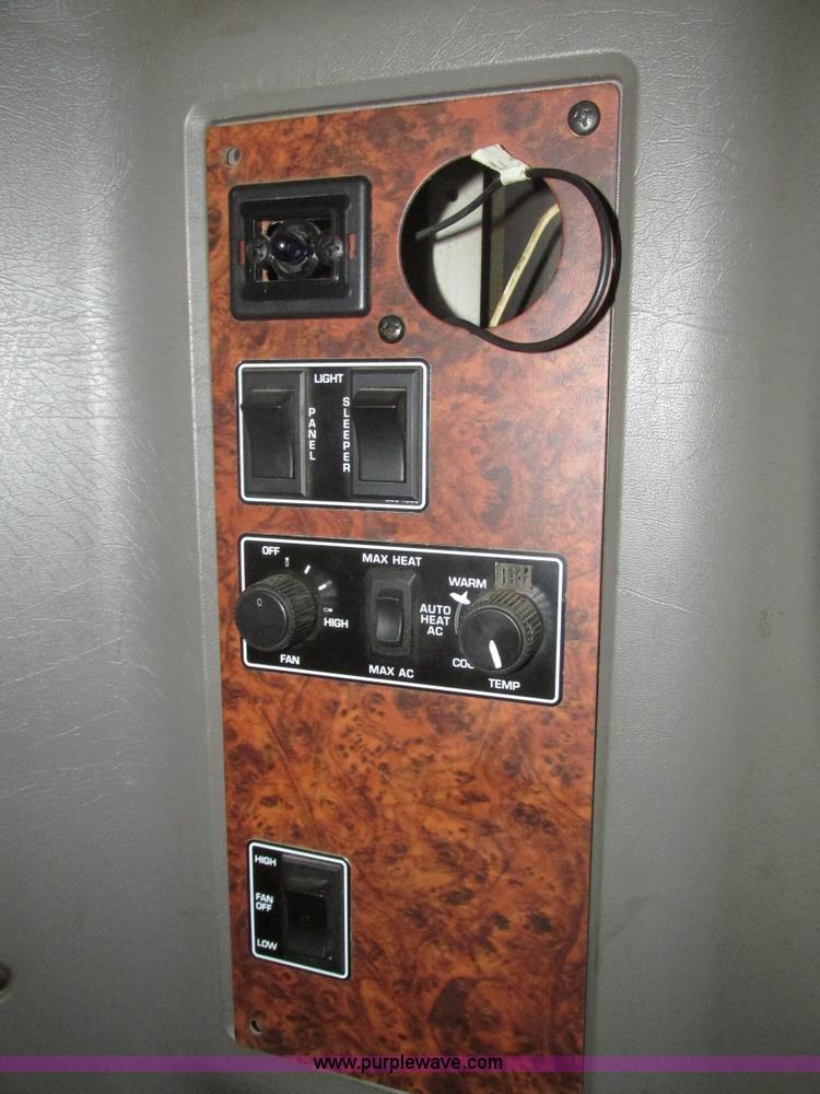 image for item J8793 2006 Kenworth T600 semi truck